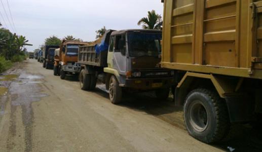 Karang Taruna dan Warga Tadukanraga Hentikan Truk Galian C